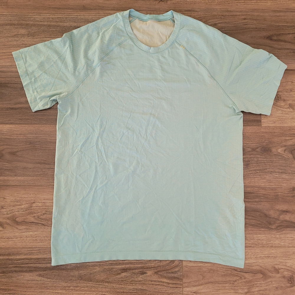 (11) Lululemon Mens T-Shirt